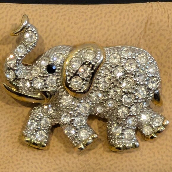 Bouncing Crystal elephant brooch - Picture 2 of 4